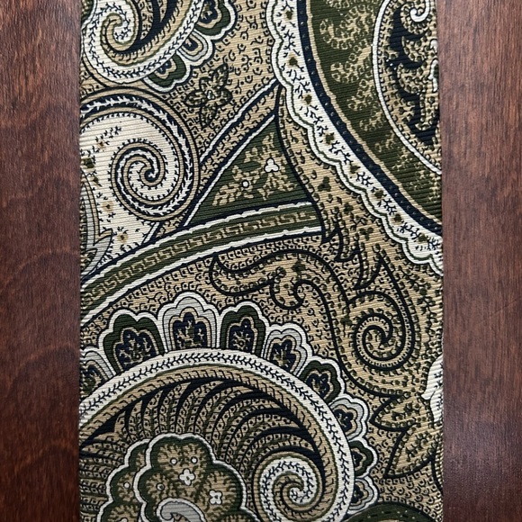 Brooks Brothers Green and Cream Paisley Tie - Picture 7 of 11